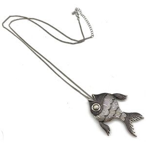 Articulated Fish Silvertone Vintage Pendant Long Necklace 19“ Incl Pendant